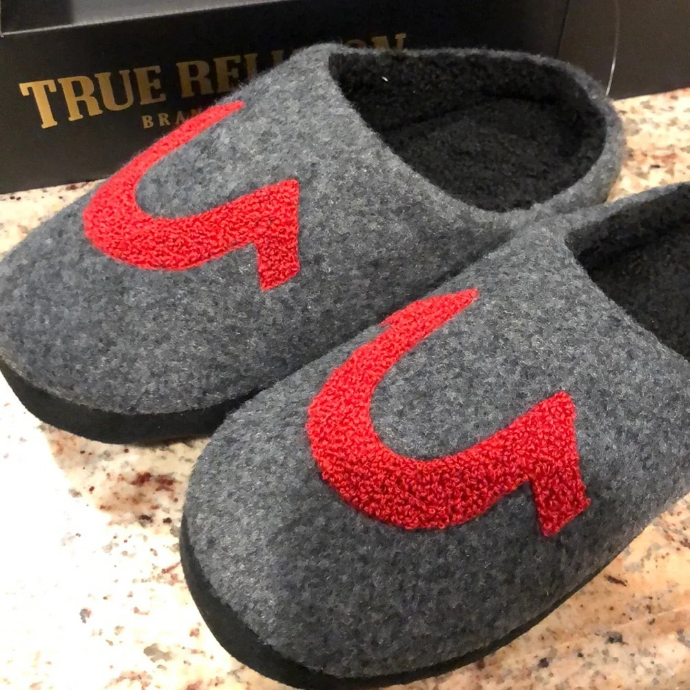 True Religion M (9-10) Slippers